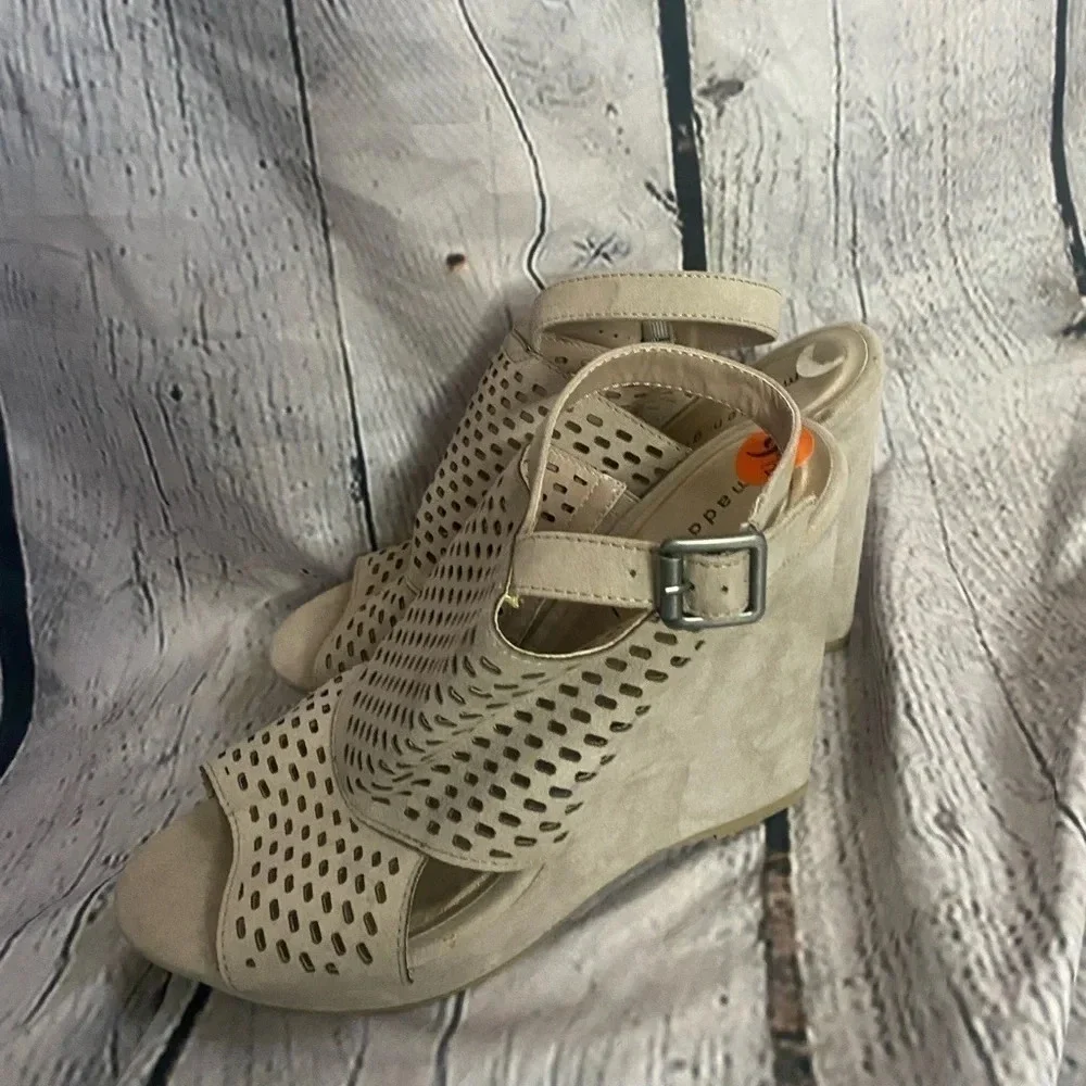 5/$20 Madden Girl Platform Faux Suede Laser Cut Wedges Taupe Nude‎ Wmns 9.5 NWOT